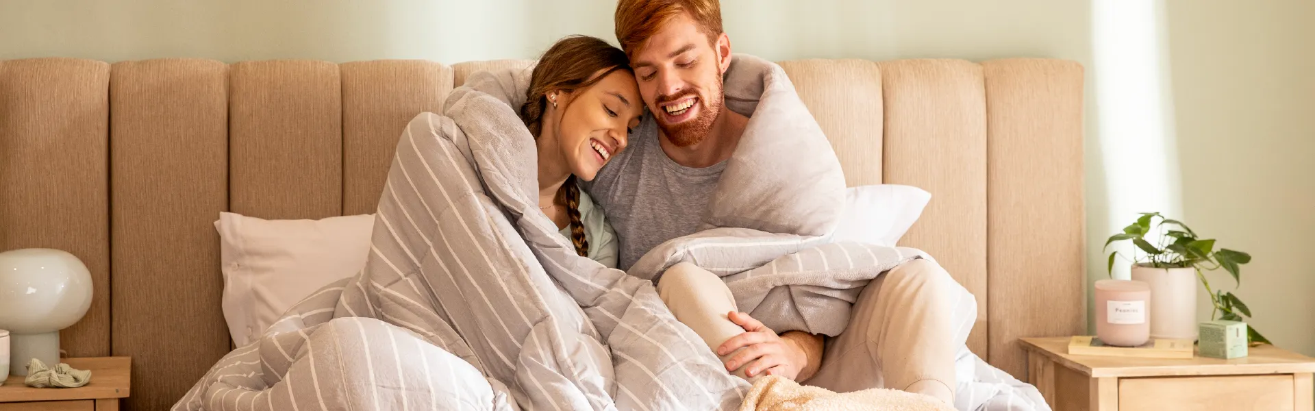 Pareja usando sábanas king size de Arredo