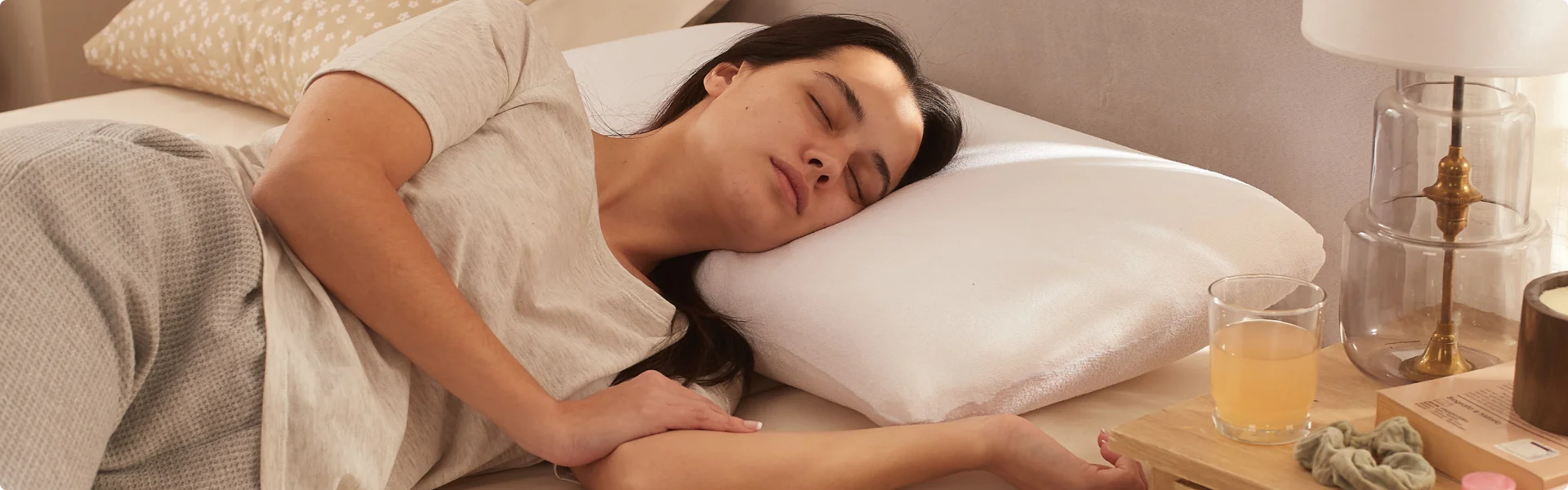 Persona usando una almohada para la cervical